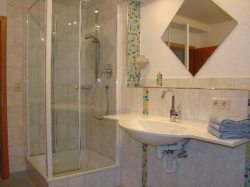 Vierbettzimmer mit eigenem Bad (UG)