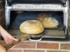 Beim Brotbacken