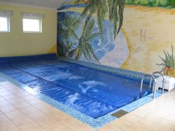 Poolraum im Ferienhaus rot