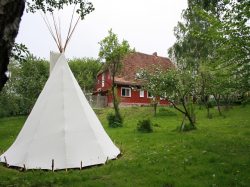 Haus mit Tipi