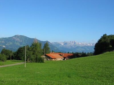 Blick auf unseren Bauernhof mit toller Bergsicht