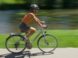 Radl-Genuss Mountain-Bike-Fahrerin entlang des Grundbaches in Fischen