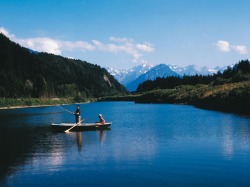 Angler auf dem Auwaldsee Angeln - der etwas andere Wassersport - hier am Auwaldsee in Fischen-Au. Im Hintergrund der "Allgäuer Hauptkamm".