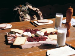 Guten Appetit Allgäuer Gastfreundschaft in ihrer ursprünglichsten Form - ein wahrer Genuss für Augen und Gaumen! Käse, Milch und verschiedene Wurstwaren werden bei verschiedenen Bauernhöfen auch in der Direktvermarktung angeboten.