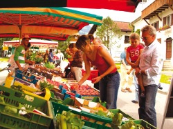 Wochenmarkt in Fischen Der schon zur Tradtion gewordene Wochenmarkt in Fischen. Hier wird alles geboten um der gerühmten Allgäuer Gastfreundschaft nachkommen zu können. Frisches Obst und Genüse, Knoblauch, Kräuter und vieles mehr - ein wahr...