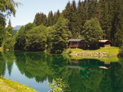 Auwaldsee mit Liegepavillon Der idyllisch gelegene Auwaldsee in Fischen-Au mit Liegepavillon - das ist Wellness für die Seele. Ein Paradies nicht nur für Erholungssuchende, sondern auch für Wanderer und Angler.