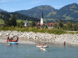 Kanufahrt auf der Iller Der Ort Fischen i . Allgäu liegt direkt an der Iller, die sich für verschiedene Wasser- und Funsportarten anbietet wie z.B. Kanufahrten, Rafting oder auch Angeln
