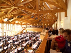 Kurhaus Fiskina Volbelegter Saal im Kurhaus Fiskina während einer Tagung.