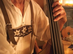 Tradition Edelweiß-Hosenträger und Lederhose werden von den Musikern gerne getragen