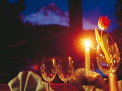 Romantik Abendessen mit einem Gläschen Wein und Kerzenschein - der perfekte Abschluss eines erlebnisreichen Tages