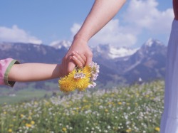 Vertrauen Mutter mit Tochter beim Spazierengehen und Blumenpflücken