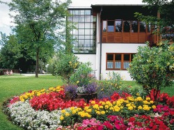 Kurhaus Fiskina Kurhaus Fiskina mit Blumenanlagen im Kurpark