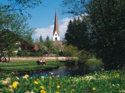Grundbach Grundbach mit Ruhebänken in Fischen, im Hintergrund die kath. Pfarrkirche St.Verena.