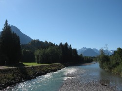 Illertal Blick von der Illerbrücke in Fischen-Au auf die Iller, im Hntergrund sind Rubihorn, Schöllanger Burgkirche und der Allgäuer Hauptkamm zu sehen.
