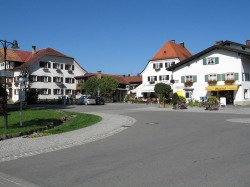 Marktanger Von Ende März bis Ende April findet Am Anger jeden Freitag der Wochenmarkt mit Gemüse, Kräuter, Blumen, Obst usw. statt.