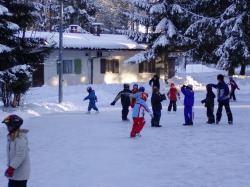 Eislaufen Lustiges Treiben auf dem Natureisplatz in Fischen-Au