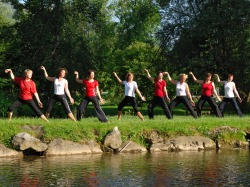 Qi-Gong Qi-Gong-Gruppe macht ihre Übungen am Grundbach