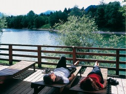 Klima-Liegepavillon Im Zuge der Entwicklung der Vorsorge-Kompaktkur wurde auch der Klima-Liegepavillon am Auwaldsee errichtet. Die Liegen aus Holz sind für jedermann kostenlos nutzbar.