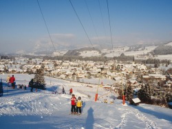 Skigebiet Fischen Das Familienskigebiet direkt am Ort. Blick vom "Stinesser" ins Dorf!