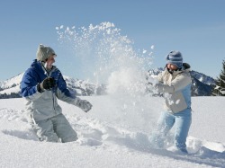 Winterfreuden Ausgelassene Schneeballschlacht in herrlicher Winterwunderwelt