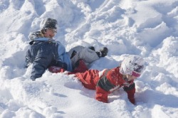 Kinderschnee-Spass KInder vergnügen sich im Schnee
