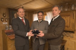 Silbermünzen zum Jubiläum (v.r.n.l.) Georg Larsch, Vorsitzender des Festausschusses überreichte dem ersten Bürgermeister der Gemeinde Fischen im Allgäu, Edgar Rölz, und Stefan Haberstock von der Sparkasse Allgäu symbolisch die ersten Exempl...
