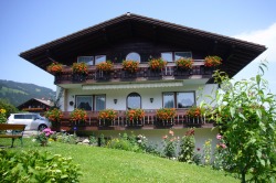 Sommeransicht mit Garten