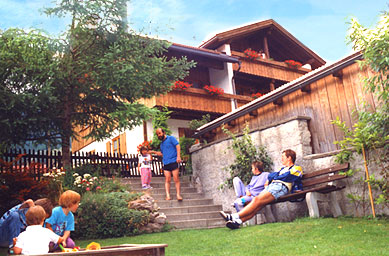 Garten mit Sandkasten Garten mit Sandkasten