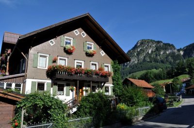 Hausansicht mit Hirschberg Hausansicht mit Hirschberg