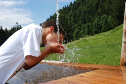 Kind bei Brunnen