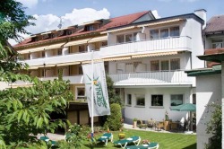 Hotel S&uuml;dseite mit Garten