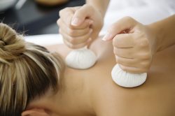 Kräuterstempelmassage Kräuterstempelmassage