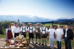 Ofterschwang - Gutes vom Dorf "Denn das Gute liegt so nah“ – direkt vor der Haustür bei uns in Ofterschwang im Allgäu. Egal ob Ofterschwanger Käse, Brot, Milch, Butter, Joghurt, Quark, Wurst, Fleisch, Honig, Bauernhofeis oder Kräuter –...