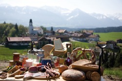 Gutes vom Dorf - unsere Produkte "Denn das Gute liegt so nah“ – direkt vor der Haustür bei uns in Ofterschwang im Allgäu. Egal ob Ofterschwanger Käse, Brot, Milch, Butter, Joghurt, Quark, Wurst, Fleisch, Honig, Bauernhofeis oder Kräute...