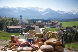 ...so schmeckt Ofterschwang "Denn das Gute liegt so nah“ – direkt vor der Haustür bei uns in Ofterschwang im Allgäu. Egal ob Ofterschwanger Käse, Brot, Milch, Butter, Joghurt, Quark, Wurst, Fleisch, Honig, Bauernhofeis oder Kräuter – e...