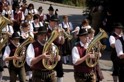 Blasmusikkapelle Ofterschwang Am 1. Mai wird in Ofterschwang und Hüttenberg traditionell der Maibaum aufgestellt. Für das leibliche Wohl ist immer gesorgt.