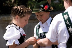 Kinder in Ofterschwang Am 1. Mai wird in Ofterschwang und Hüttenberg traditionell der Maibaum aufgestellt. Für das leibliche Wohl ist immer gesorgt.