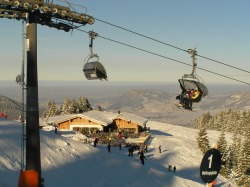 Weltcup-Express mit Weltcup-Hütte im Skigebiet Ofterschwang Perfekt präparierte Pisten sorgen für viel Spaß auf den Abfahrten im Skigebiet Ofterschwang im Allgäu. Ofterschwang ist offizieller Austragungsort vom Ski-Weltcup der Damen im Slal...