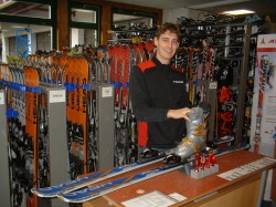 Skiverleih in Ofterschwang Mehrere Hundert-Paar Ski stehen im Verleihcenter in Ofterschwang zur Verfügung.