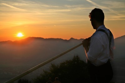 Alphorn beim Sonnenaufgang