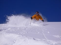 Skifahren Wintervergnügen im Schnee