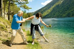 Wandern Paar Erkunden Sie auf schönen Wanderwegen das Allgäu