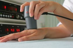 Elektrotherapie Mit der Elektrotherapie werden Beschwerden in den Gelenken behandelt