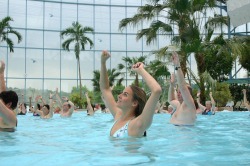 Aqua-Fitness Bewegungen gegen den Wasserwiderstand kräftigen die Muskulatur und wirken wie eine Massage auf die Haut und das Bindegewebe. Der Wasserdruck schließlich trainiert die Gefäße und regt die Durchblutung an.