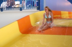 Bluefun 2 Spaß auf der Riesenrutsche oder sich im 140 m langen Outdoor-Wilwassercanyon von der Strömung durchwirbeln lassen.