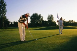 Golf Als wichtigstes Sportangebot in der Region zählt der seit 1980 eröffnete und von Donald Harradine geplante 18-Loch-Golfplatz im Süden von Bad Wörishofen.