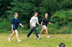Nordic Walking für Nordic Walking sprechen viele Argumente: Es ist sanft und gelenkschonend, entlastet Knie und Rücken, regt das Herz-Kreislaufsystem an. Außerdem baut es Stress ab, mobilisiert neue Lebensenergien und macht einfach Spaß dur...