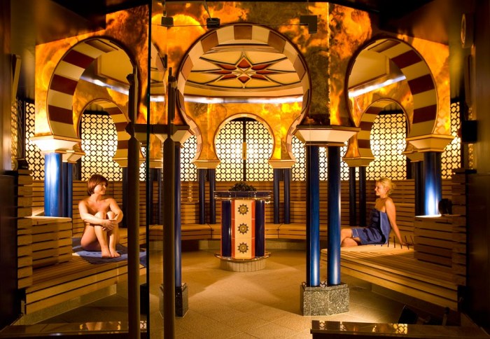 Besonders eindrucksvoll ist die im maurischen Stil gestaltete Alhambra-Sauna. Neben der orientalischen Bauweise bieten geheimnisvolle Düfte und Gewürze Wohlbefinden pur.