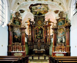 Dominikanerinnen Kloster In der wunderschönen vom Bregenzer Barockbaumeister Franz Beer erbauten Klosterkirche können Sie die herrlichen Stukkaturen und Deckengemälde der berühmten Brüder Dominikus und Johann Baptist Zimmermann bewundern.