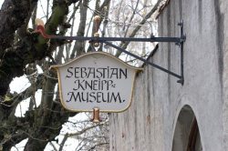 Schild Kneipp-Museum Das Kneipp-Museum befindet sich an historischem Platz, im Kloster der Dominikanerinnen. Im Ostfl�gel des Klosters wird heute eindrucksvoll das Leben und Wirken Sebastian Kneipps dokumentiert.